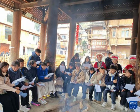 澳门学生在贵州研学期间在侗寨学唱侗族大歌（2025年12月摄）。新华社发